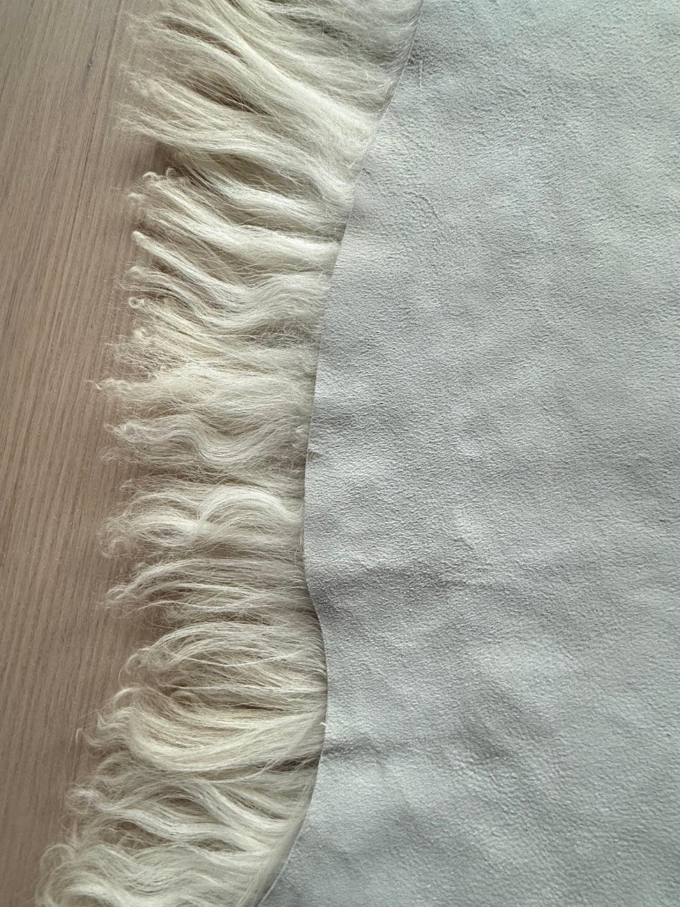 Vitt Lammskinn med VÄgig LÄng Ull (Nr28)