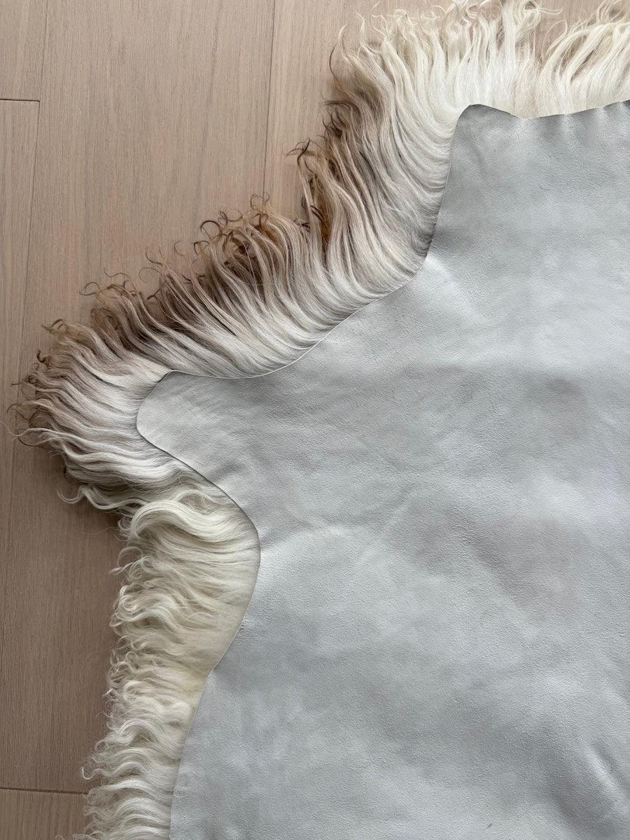 Lammskinn Naturligt Vitt med Orange Ton â Fluffig VĂ„gig (Nr108)