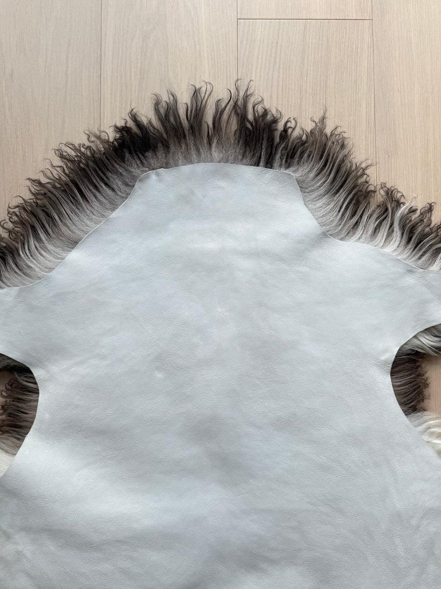 Vitt Lammskinn med Svart Mönster (Nr67)