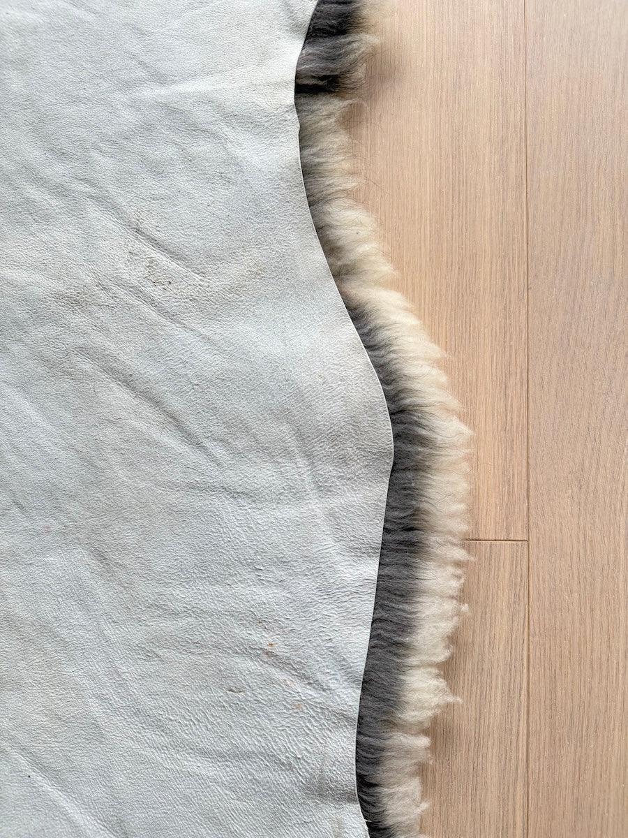 Lammskinn MellangrÄ LÄnghÄrig Ull (Nr2)