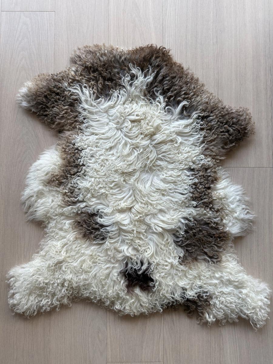 Lammskinn Vitt & Mörkbrunt VÄgig Ull (Nr105)