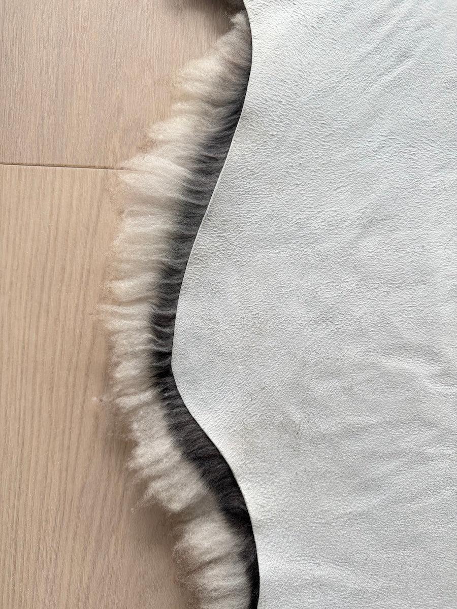 MellangrÄ Lammskinn med Ljusa Nyanser (Nr5)