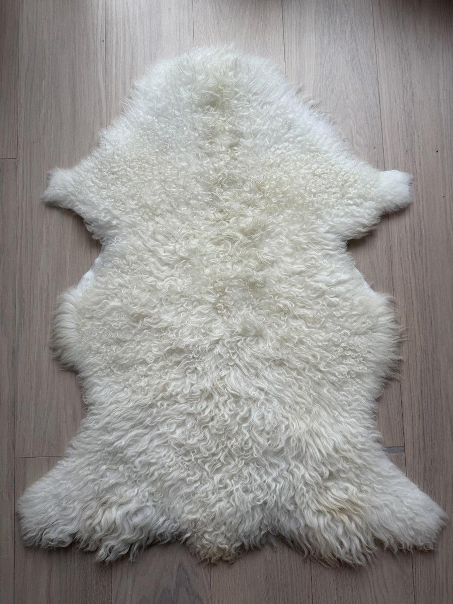 Lammskinn Vitt med VÄgig Ull (Nr22)