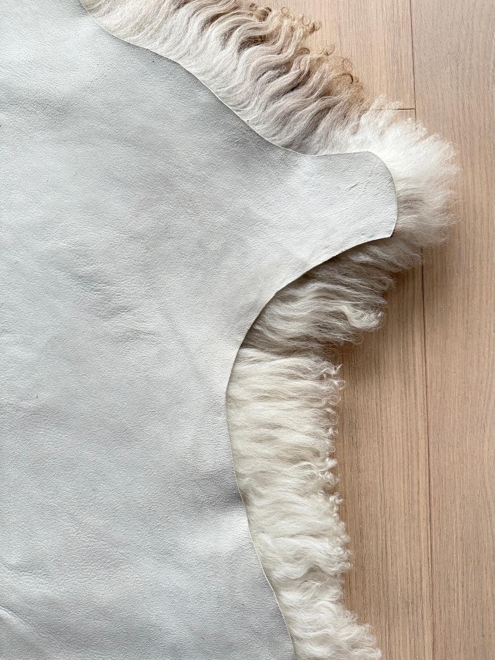 Vitt Lammskinn LÄng & VÄgig Ull (Nr103)