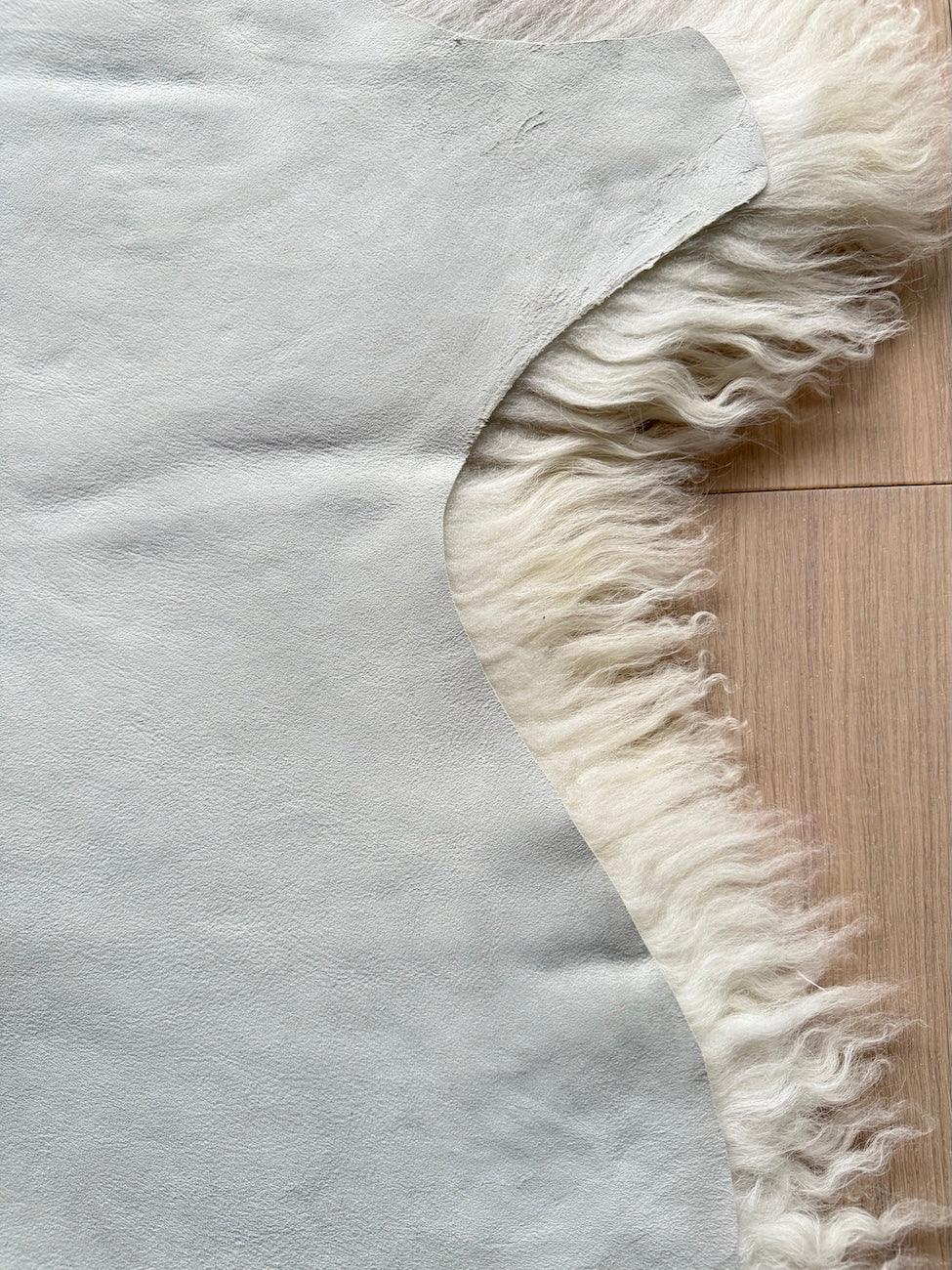 Stor Lammskinn Vitt med VÄgig Ull (Nr100)