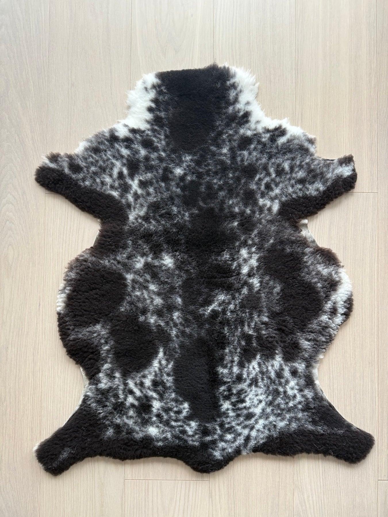 Merino Lammskinn Svart Mönstrat (Nr9)